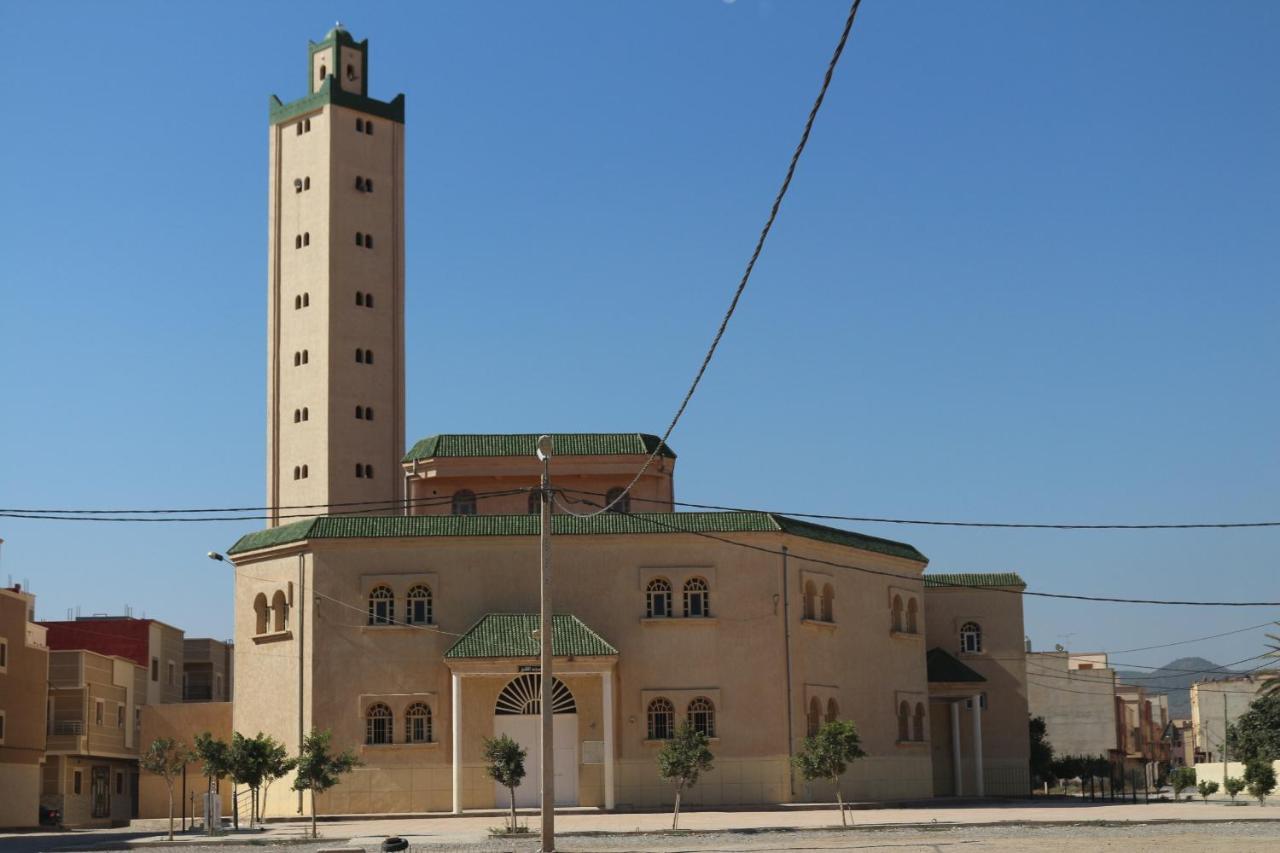Apartment Ibn Baja Nador Parking Exterior foto