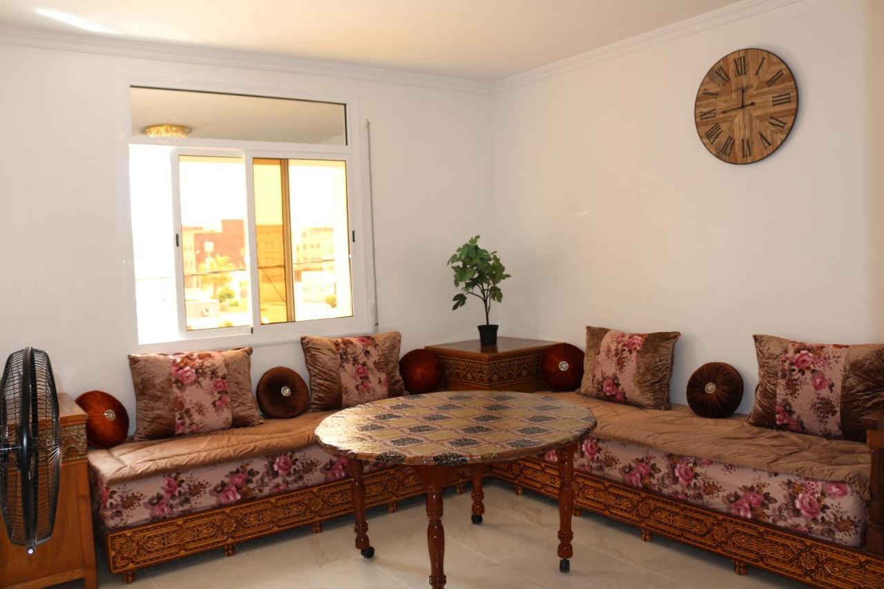 Apartment Ibn Baja Nador Parking Exterior foto